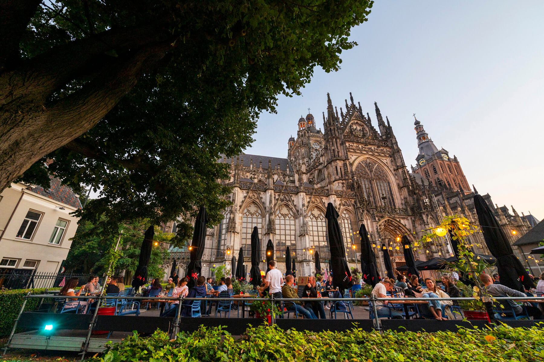 Zijaanzicht van de St. Janskathedraal in 's-Hertogenbosch