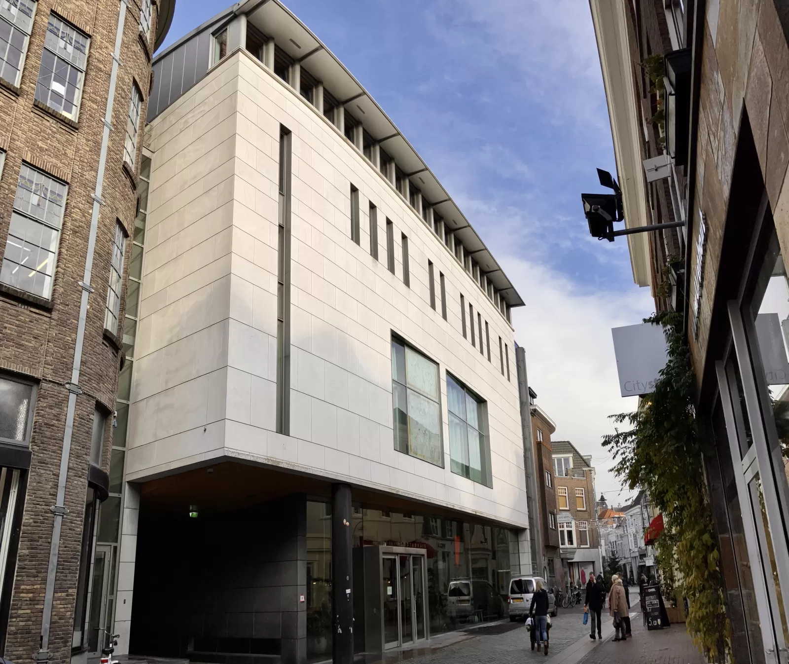 Zijaanzicht van het Bestuurscentrum