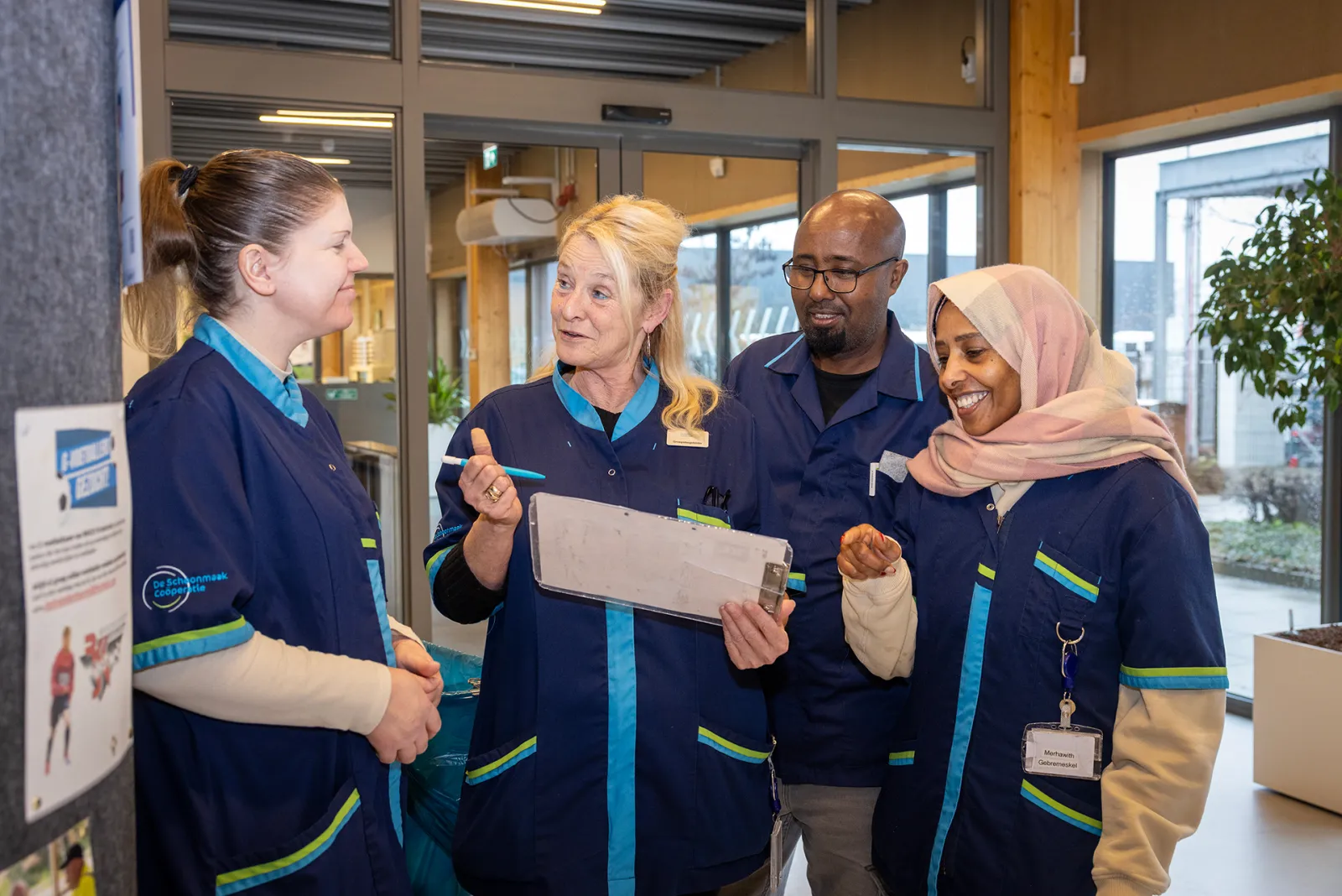 Medewerkers van de huishoudelijke dienst praten met elkaar