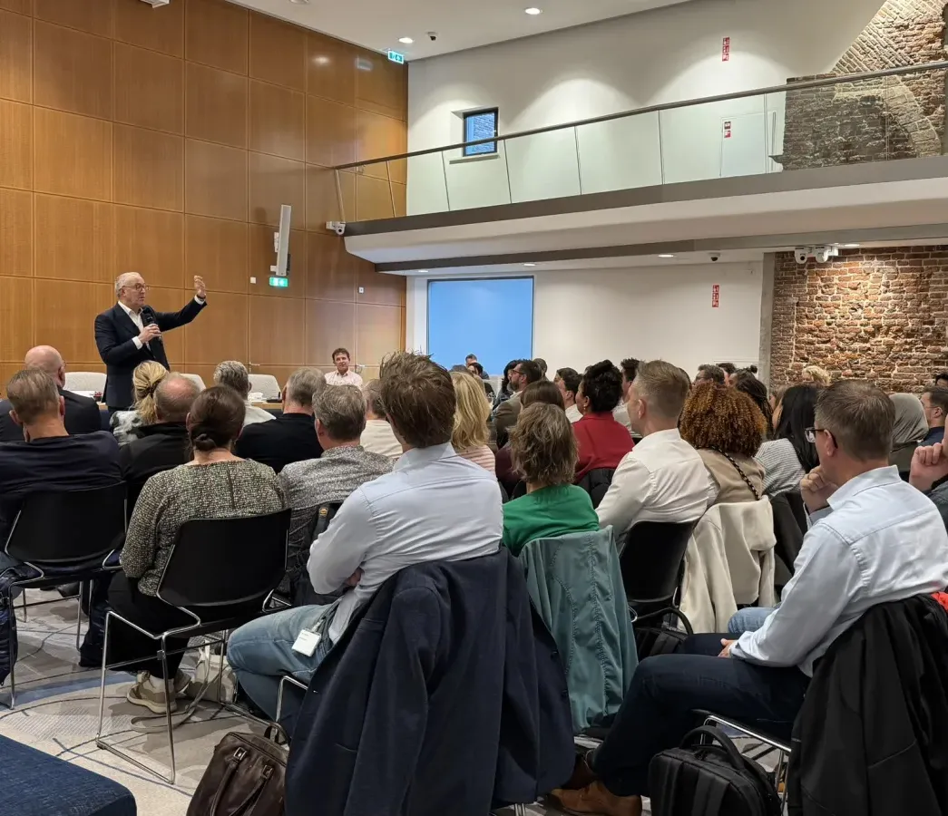 Ahmed Aboutaleb spreekt medewerkers toe in de raadszaal