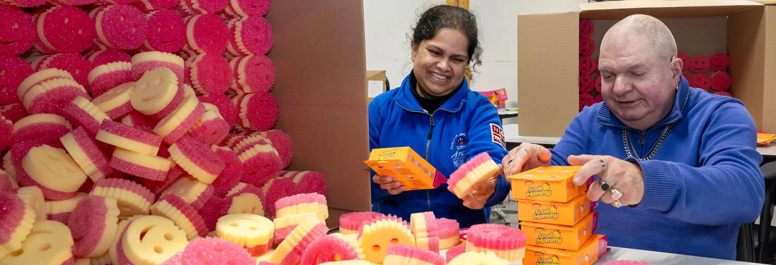 Een man en een vrouw die sponsjes inpakken
