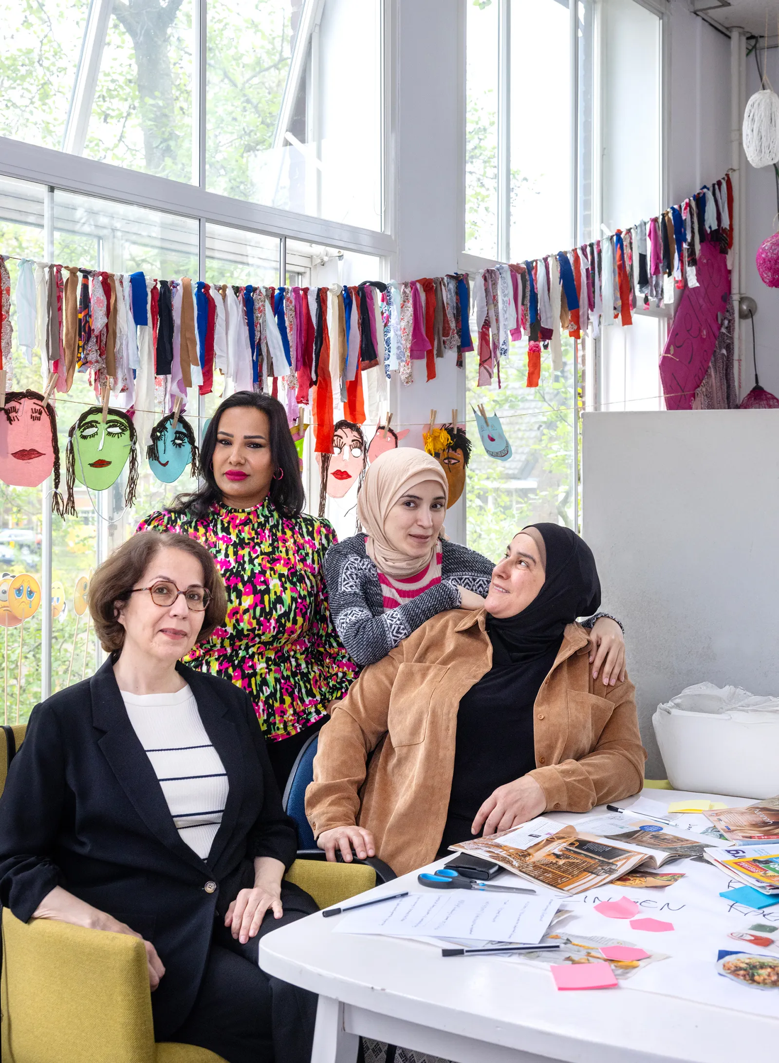 vier dames aan een creatieve tafel