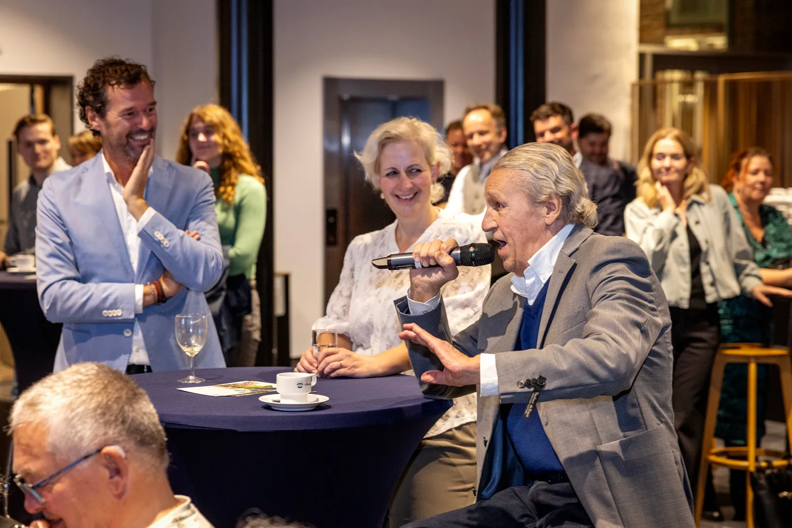 Inwoner spreekt zaal toe via microfoon