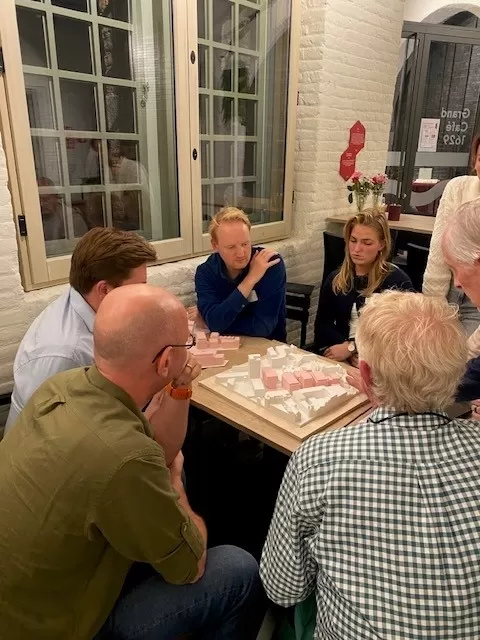 Deelnemers bespreken maquette