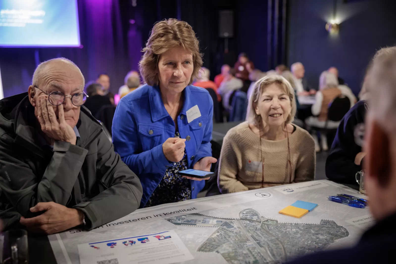 Programmamanager Janny in gesprek tijdens bijeenkomst op 6 oktober 2025