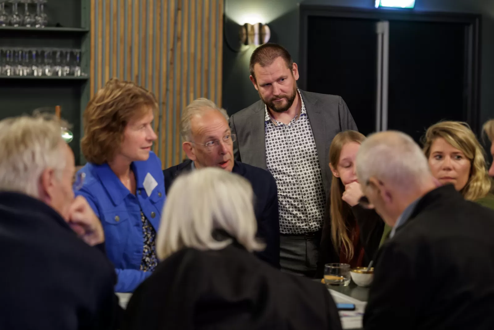 Wethouder en programmamanager in gesprek tijdens bijeenkomst op 6 oktober 2025