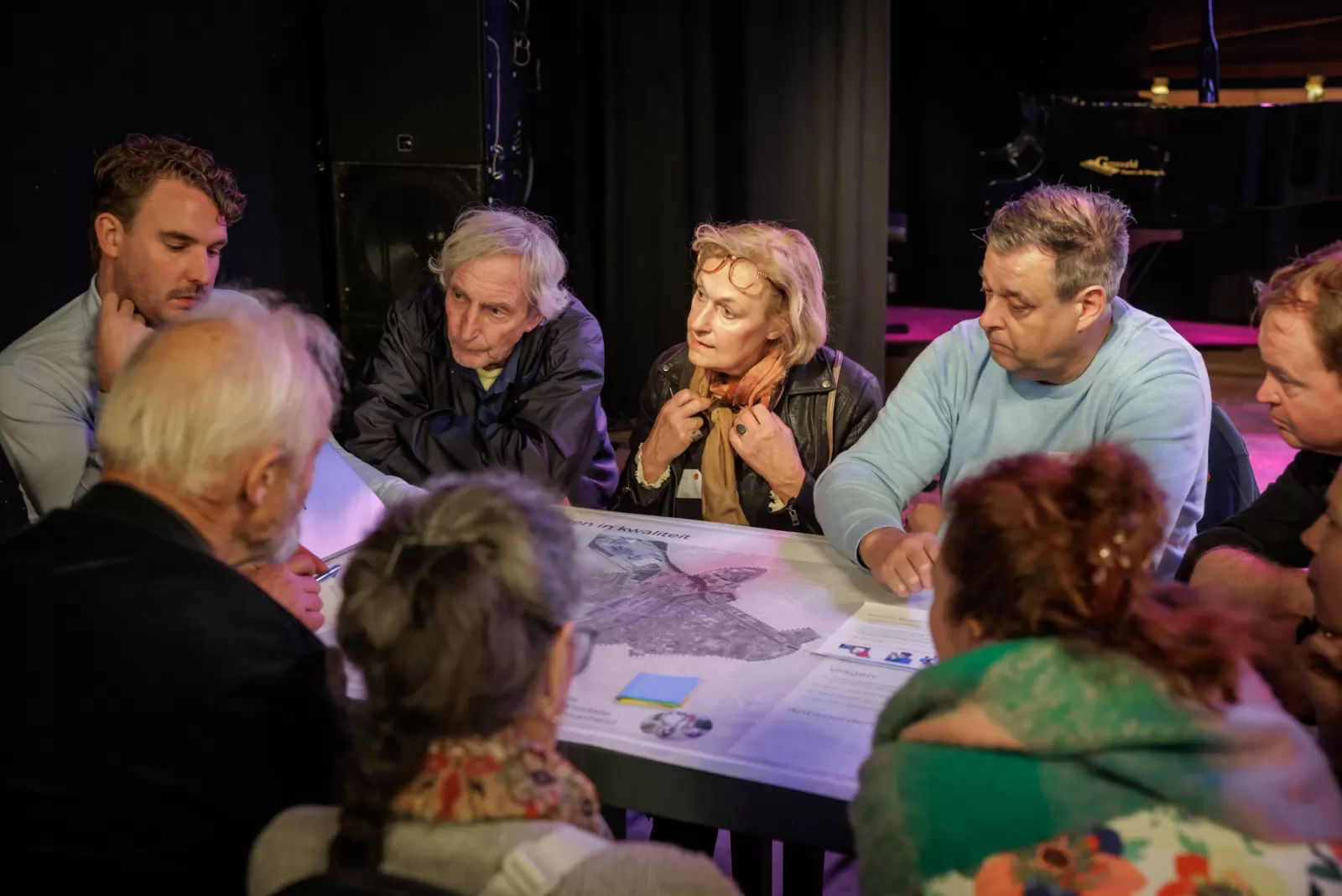 Inwoners van de binnenstad met elkaar in gesprek over thema's van het programma. 