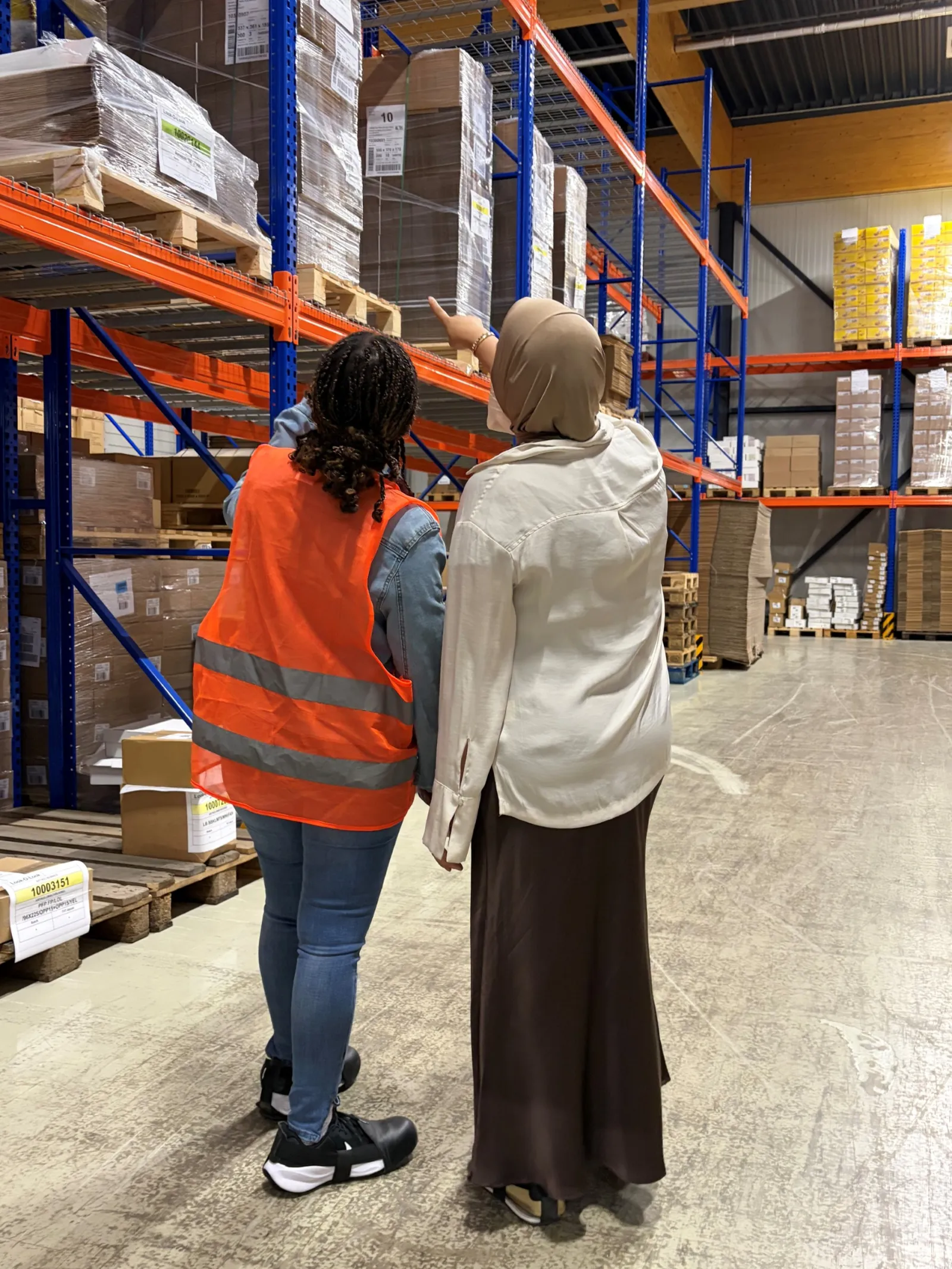 Een bewoner van het azc aan het werk als logistiek medewerker